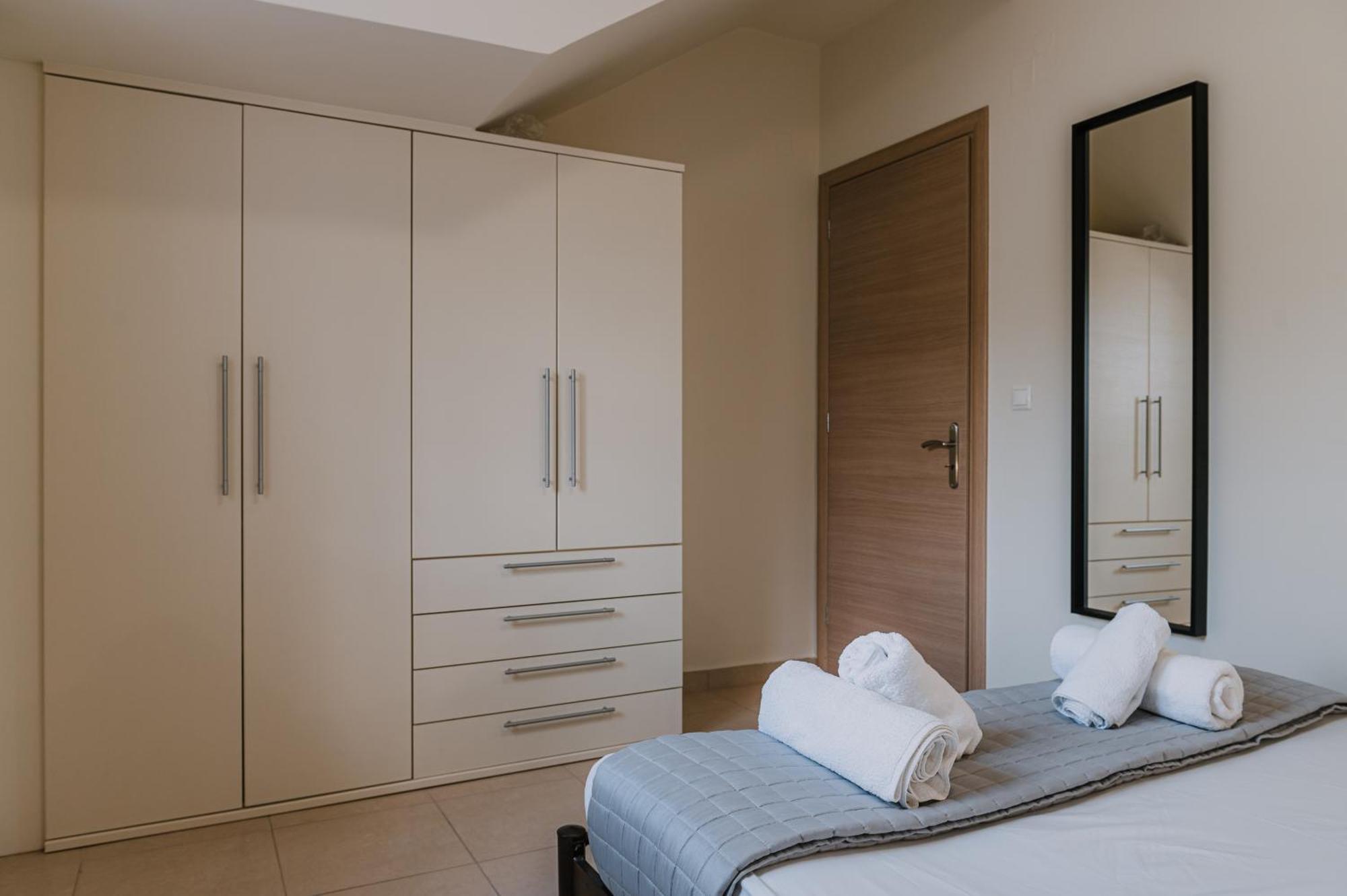 Hb Modern Apartments Tolo Room photo